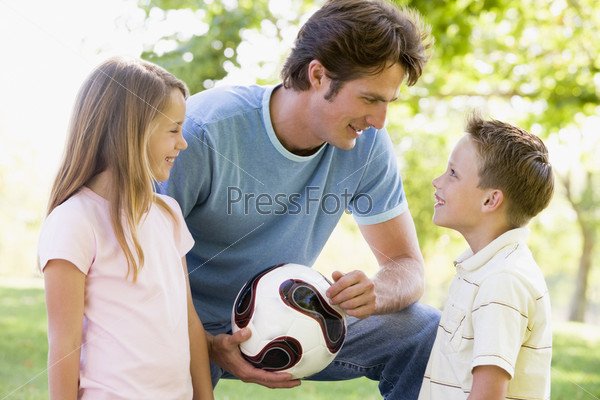 Отец с детьми в парке