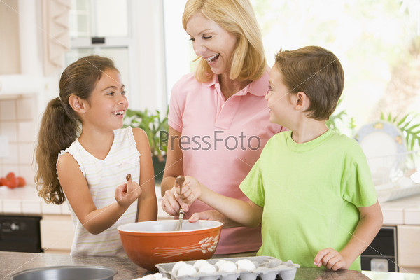 Дети с мамой готовят на кухне