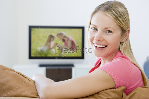 Женщина в гостиной перед телевизором