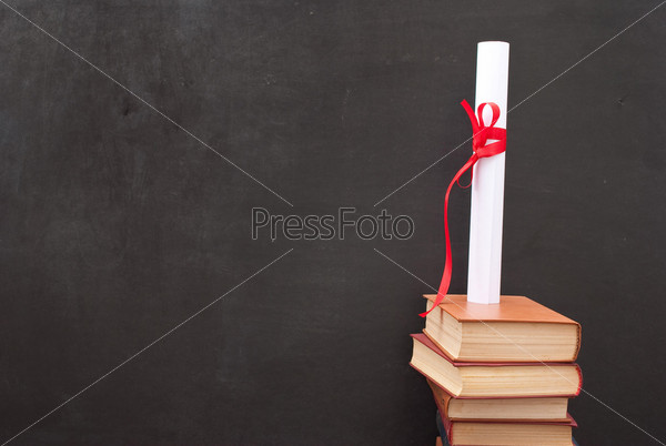 Классная доска с дипломом и книгами