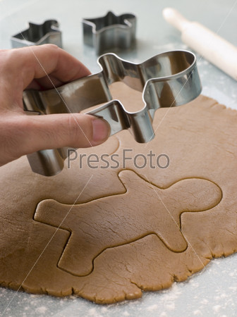 Изготовление печенья с помощью формочек
