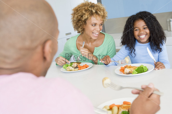 Семья за обеденным столом