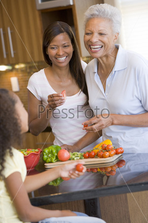Мать с дочерью готовят еду на кухне