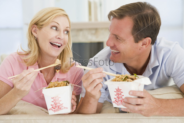 Супружеская пара ест палочками для еды