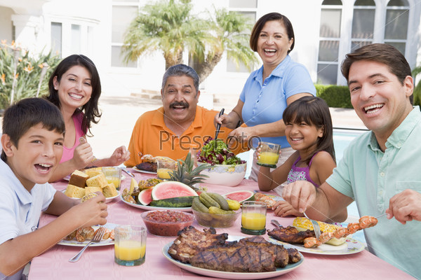 Счастливая латиноамериканская семья за едой