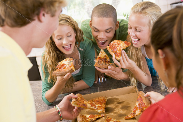 Подростки едят пиццу