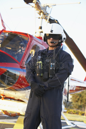 Спасатель стоит перед вертолетом