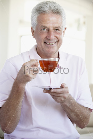 Мужчина пьет чай