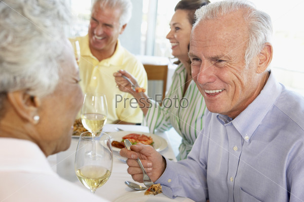 Пожилые люди за обедом