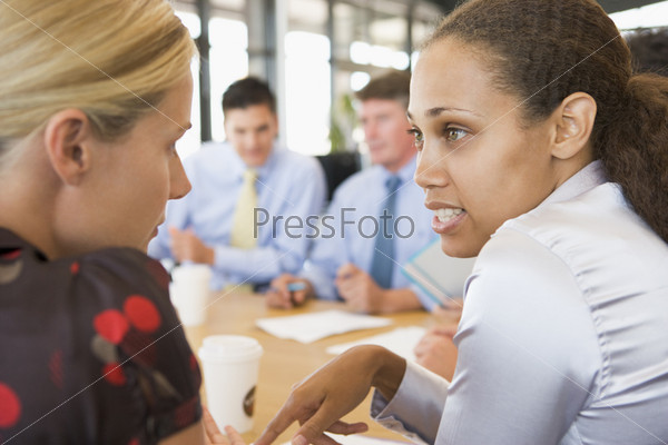 Деловые женщины разговаривают во время совещания
