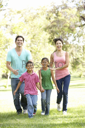 Мама, папа и дети гуляют по парку
