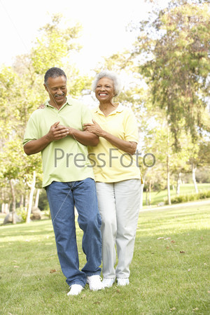 Пожилая пара на прогулке в парке