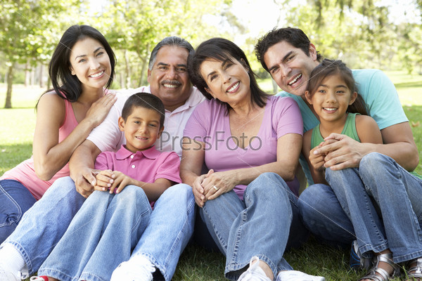 Счастливая семья в парке