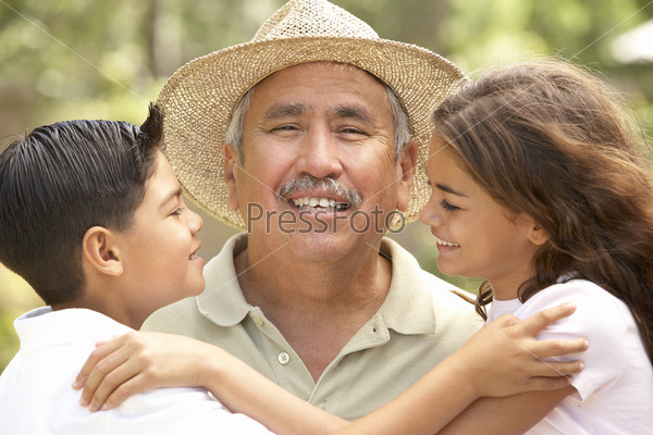 Дедушка с внуками в саду