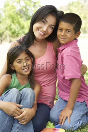 Мать с детьми в парке