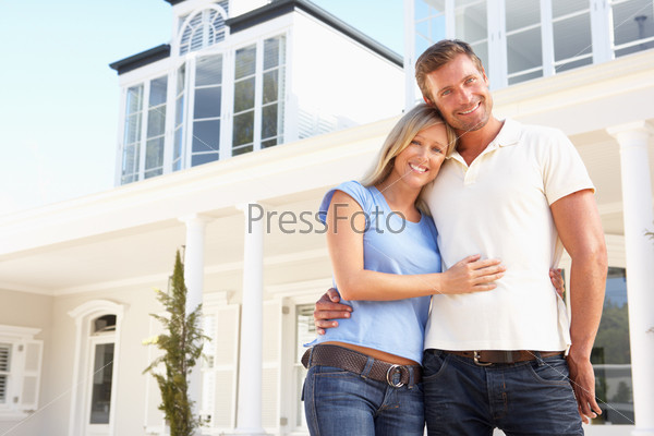 Молодая пара возле дома своей мечты