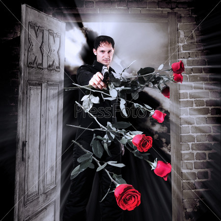 Мужчина на пороге с пистолетом и летящие красные розы