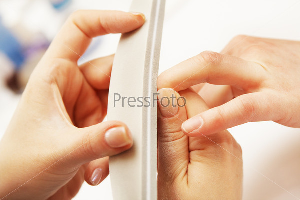 Крупный план полировки ногтей