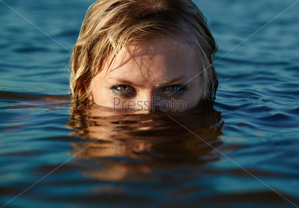beautiful eyed- blonde girl\'s head part in the sea water