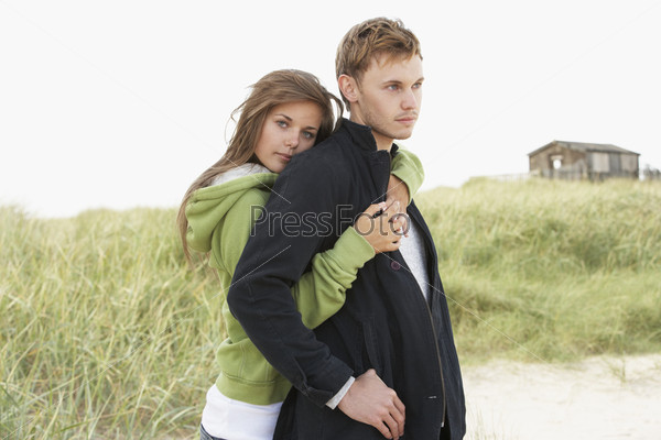 Романтическая молодая пара на берегу