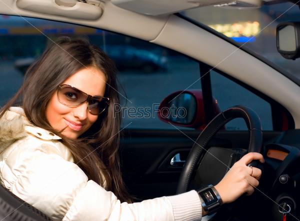 Счастливая девушка за рулем автомобиля