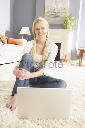 Женщина с ноутбуком в гостиной