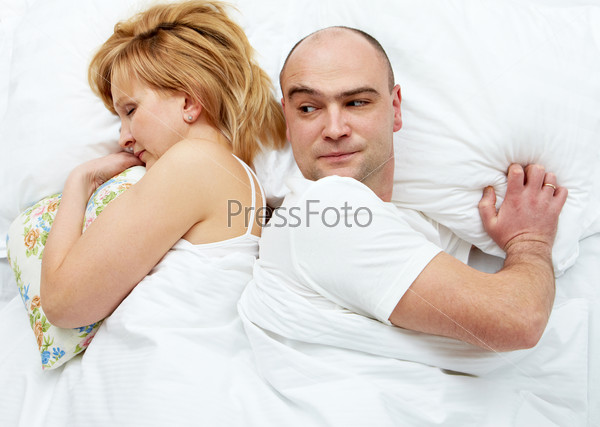 Поссорившиеся супруги в постели