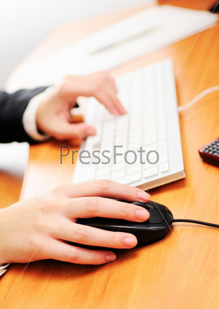 Женские руки, печатающие на клавиатуре