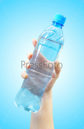 Девушка держит бутылку с водой, крупный план