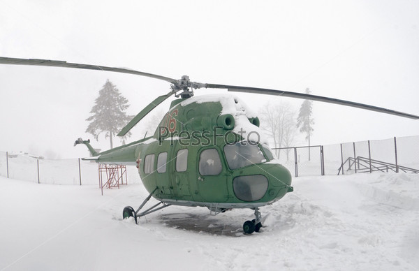 Вертолет Ми-2 в снегу, музей "Линия Сталина", Беларусь