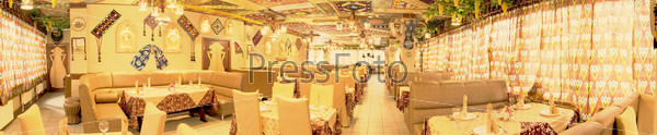 Роскошный зал ресторана, панорамный вид