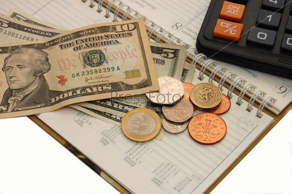 Деньги, калькулятор и ежедневник на белом фоне