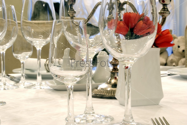 Блестящие бокалы стоят на праздничном столе