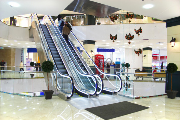 Эскалатор в большом торговом центре