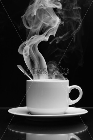 Чашка горячего кофе на черном фоне