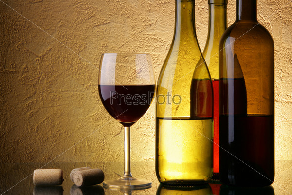 Натюрморт с бокалом и тремя бутылками вина