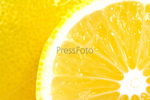 Сочный спелый лимон крупным планом