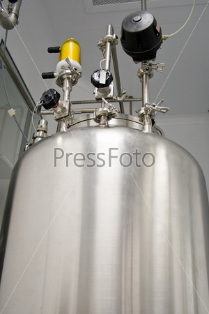 Tank in a clean room, production of medicines