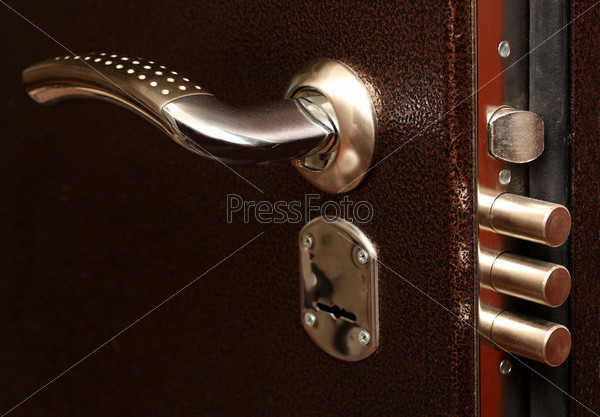 metal door lock with pull out bolts