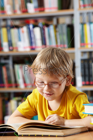 Читающий мальчик