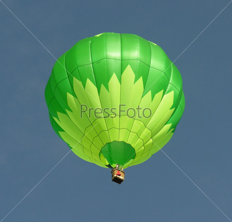 Зеленый воздушный шар на фоне неба