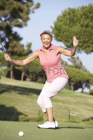 Пожилая женщина на площадке для игры в гольф