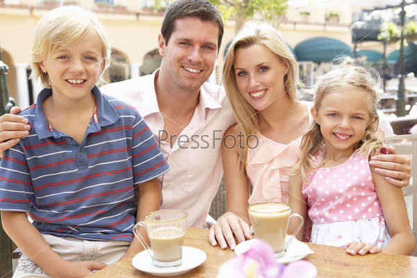 Счастливая семья в кафе
