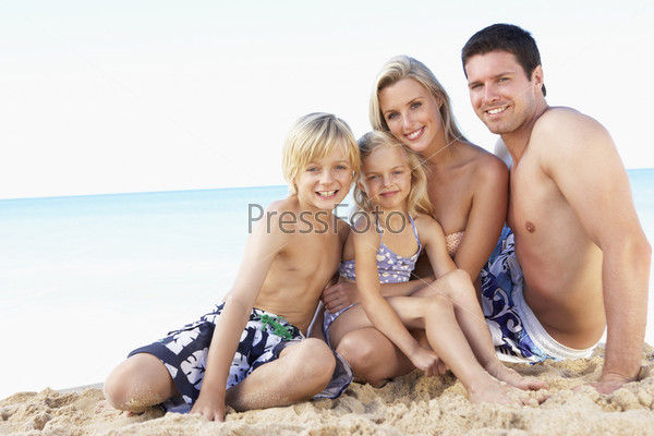 Семья отдыхает на морском пляже