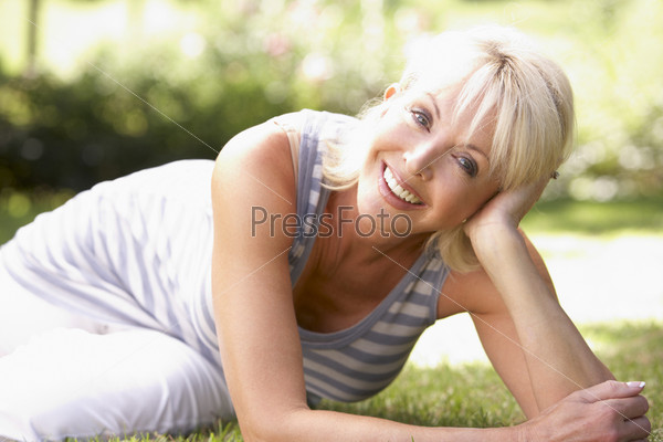Портрет счастливой женщины в преклонном возрасте в солнечный день