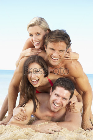 Друзья развлекаются на пляже
