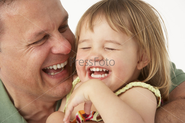 Отец с маленькой дочкой на руках