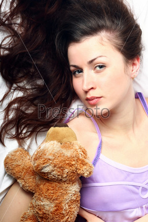 Портрет молодой девушки, лежащей в постели