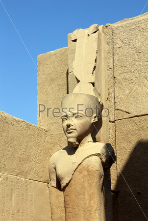 Статуя фараона в Египте. Карнакский храм