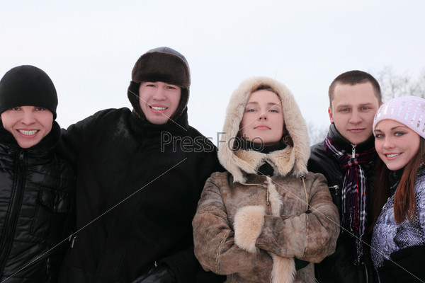 Группа молодых людей зимой на улице